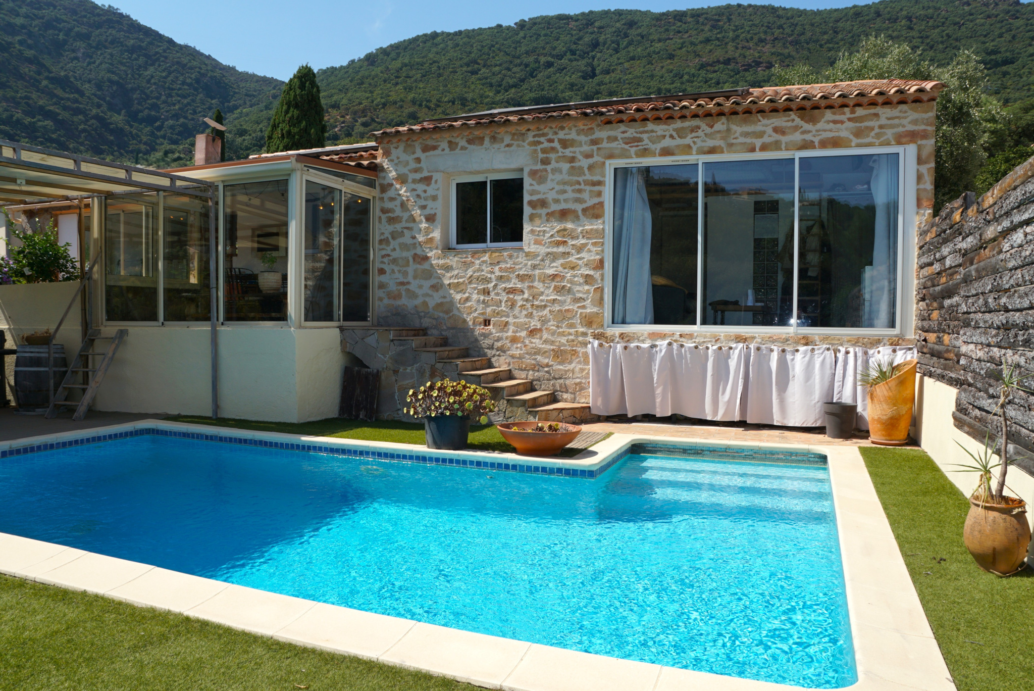 Villa 3 chambres, avec piscine et dépendances