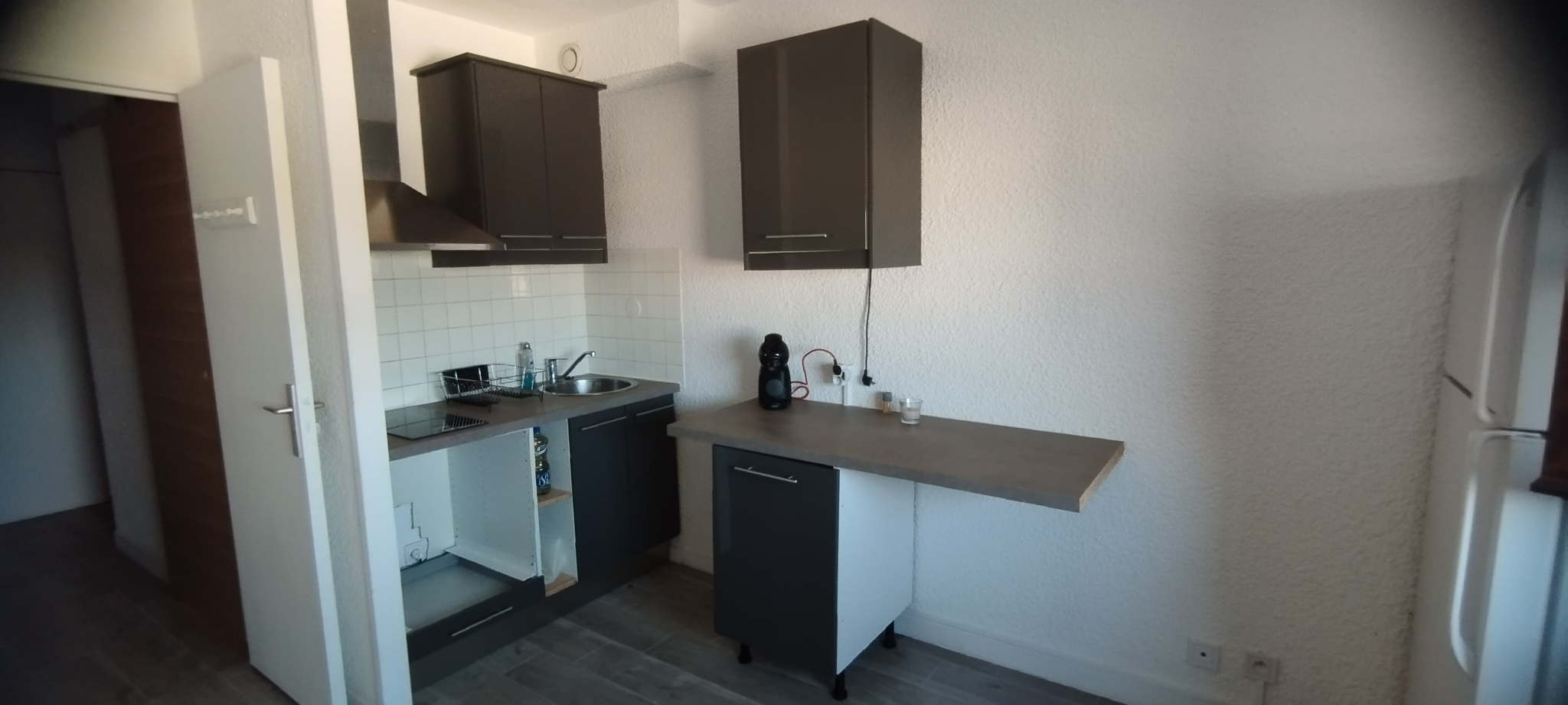 LOCATION A L'ANNEE. Studio de 20 m2 avec parking privatif dans la résidence.